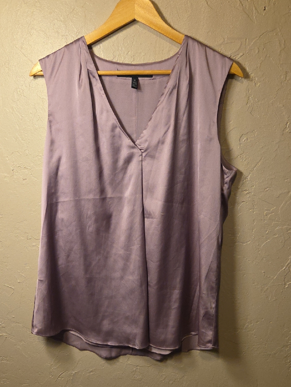 White House Black Market Satin Blouse Size 8 Dusty Lavender V-Neck Sleeveless